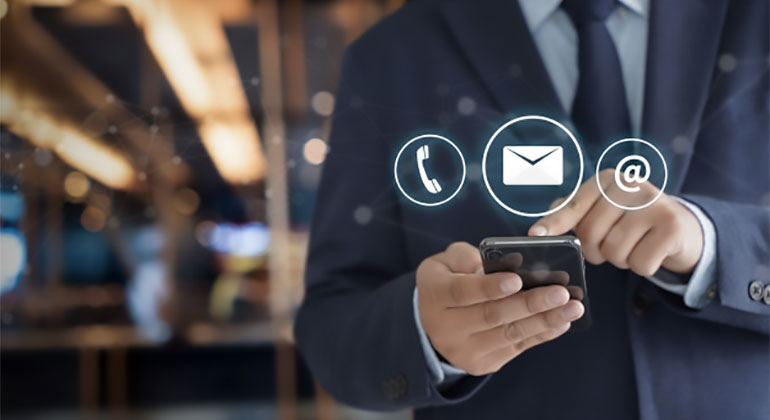 Miembro del equipo mostrando planos al cliente